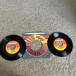 It’s 2 vintage Columbia records that come with the original sleeve.
